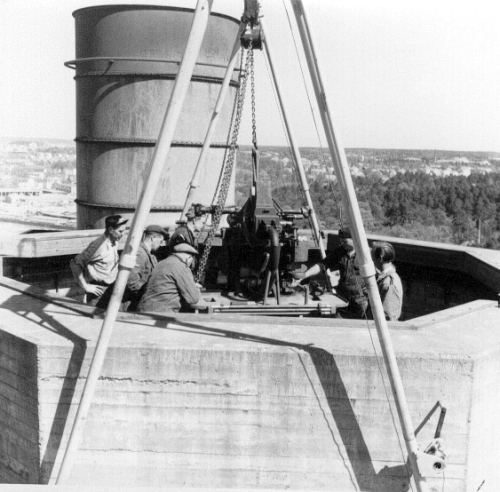 Luftvärn monteras på ångkraftverket. Foto: Ångkraftverkets samling.