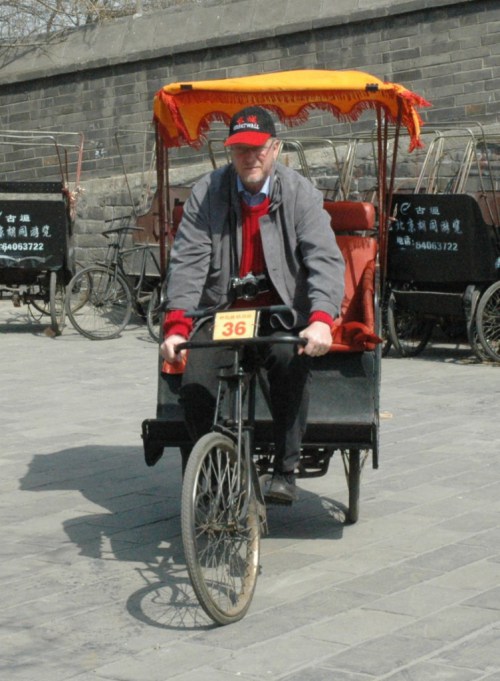 Blivande partiledare (?) på kinesisk cykel.