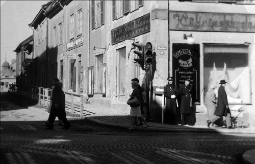 Poliser i hörnet Vasagatan och Stora gatan. Foto: Lennart Mårtensson.