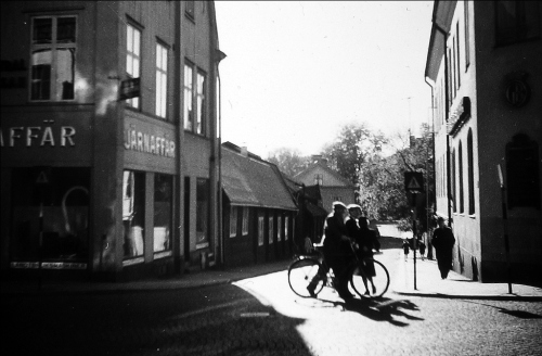 Vasagatan mot söder, vid korsningen Stora gatan. Järn-Olles till vänster. Foto: Lennart Mårtensson.