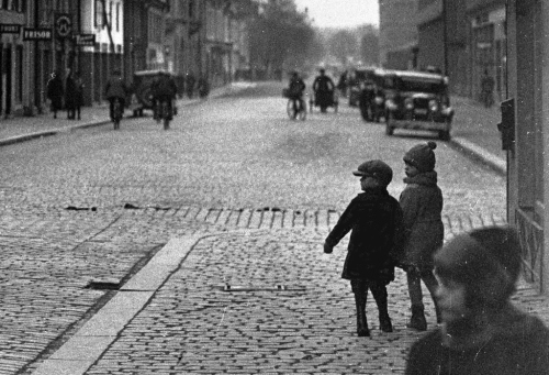 Barn på Stora gatan. Foto: Sjöbergska samlingen, Stadsarkivet.