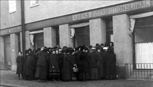 Kö utanför Aseas livsmedelsbutik på Kopparbergsvägen 1917. Foto: ABB-arkivet, Länsmuseet.