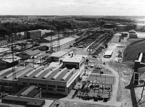 Från ångkraftverket mot söder, med upplag och kolhög. Öster Mälarstrand i bakgrunden. Omkring 1960. Foto: Vattenfall.