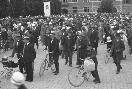 Västeråsare på Stora torget i väntan på en parad, dock inte 1 maj. Långt före hemsidans tid, troligen tjugotal. Foto: Stadsarkivet.