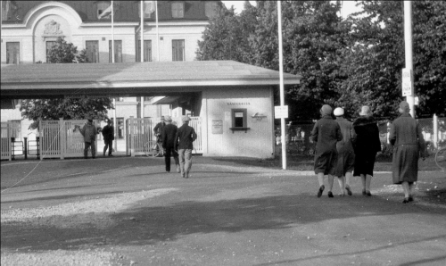 Utanför entrén till Västeråsutställningen på Viksäng 1929. Foto: Sjöbergska samlingen, Stadsarkivet.